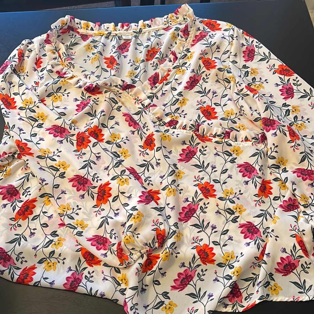 Long Sleeved White Floral Old Navy Top. size XXL
